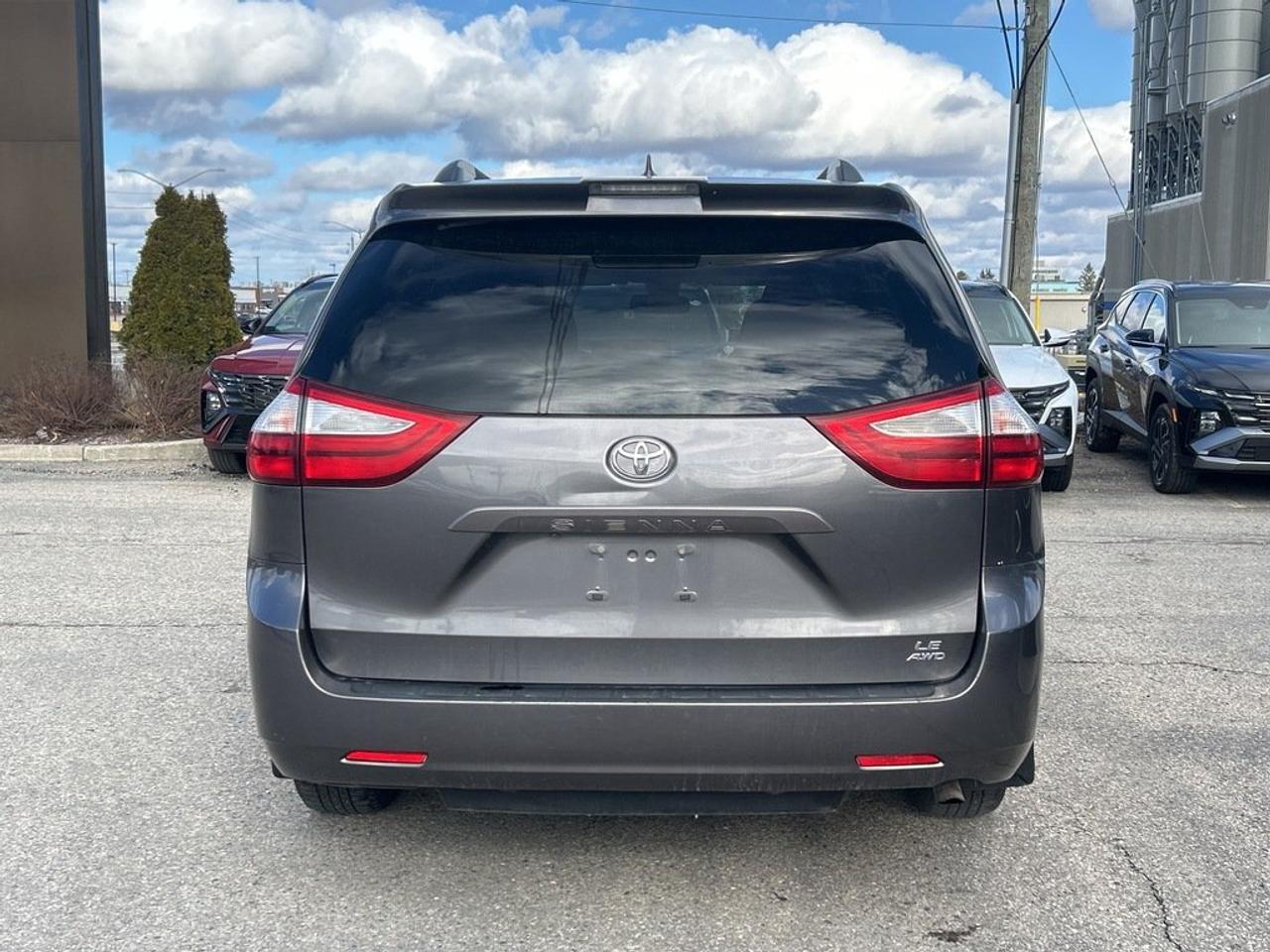 2018 Toyota Sienna LE AWD 7-Passenger V6 Photo