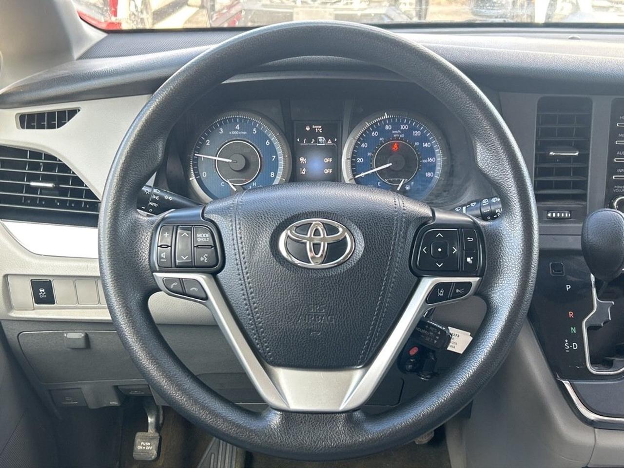 2018 Toyota Sienna LE AWD 7-Passenger V6 Photo