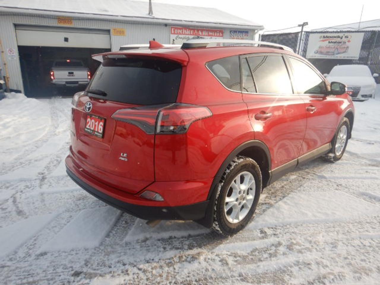 2016 Toyota RAV4 LE Photo4