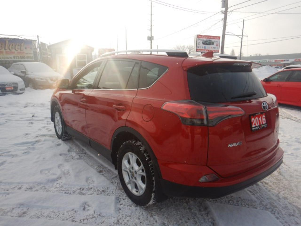 2016 Toyota RAV4 LE Photo
