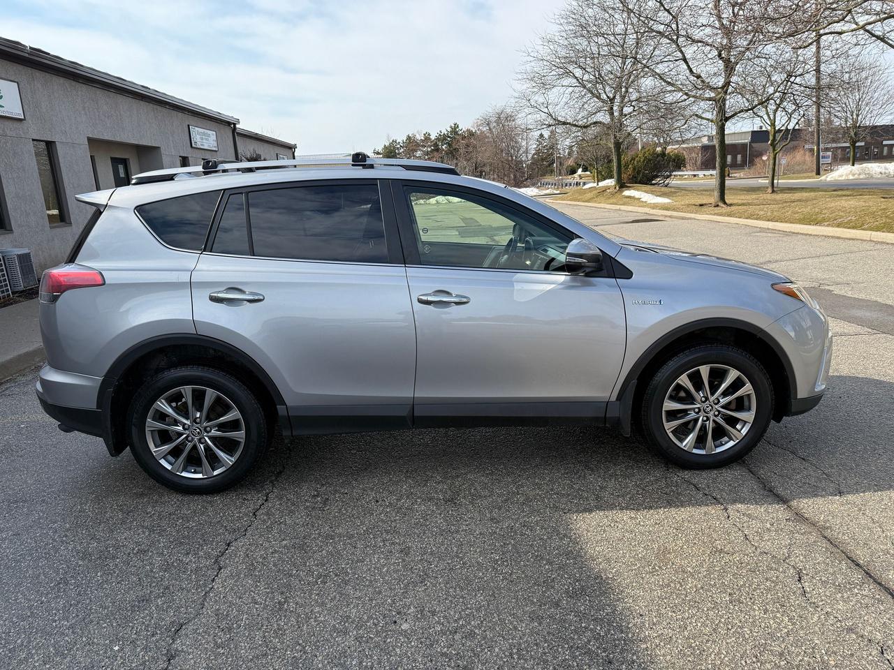 2017 Toyota RAV4 AWD LIMITED HYBRID.NAV.LEATHER.SUNROOF.CERTIFIED! Photo3