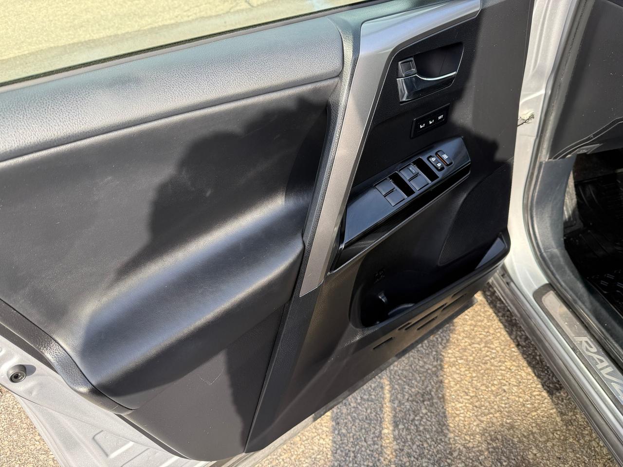 2017 Toyota RAV4 AWD LIMITED HYBRID.NAV.LEATHER.SUNROOF.CERTIFIED! Photo