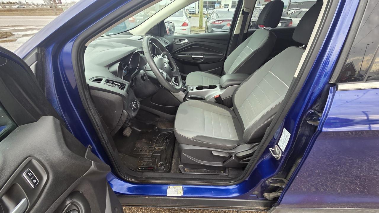 2013 Ford Escape SE, AUTO, 4CYL, ONLY 174KMS, NEED REPAIRS, AS IS Photo