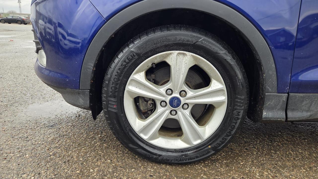 2013 Ford Escape SE, AUTO, 4CYL, ONLY 174KMS, NEED REPAIRS, AS IS Photo
