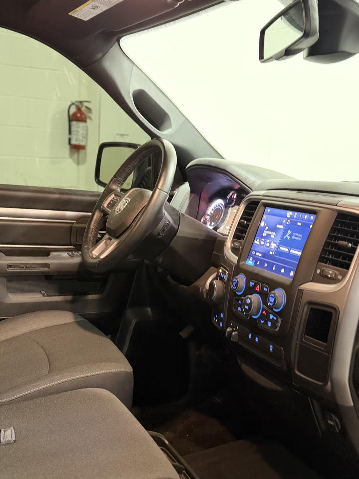 2022 RAM 1500 Classic WARLOCK 4X4 CREW CAB 5'7" BOX Photo