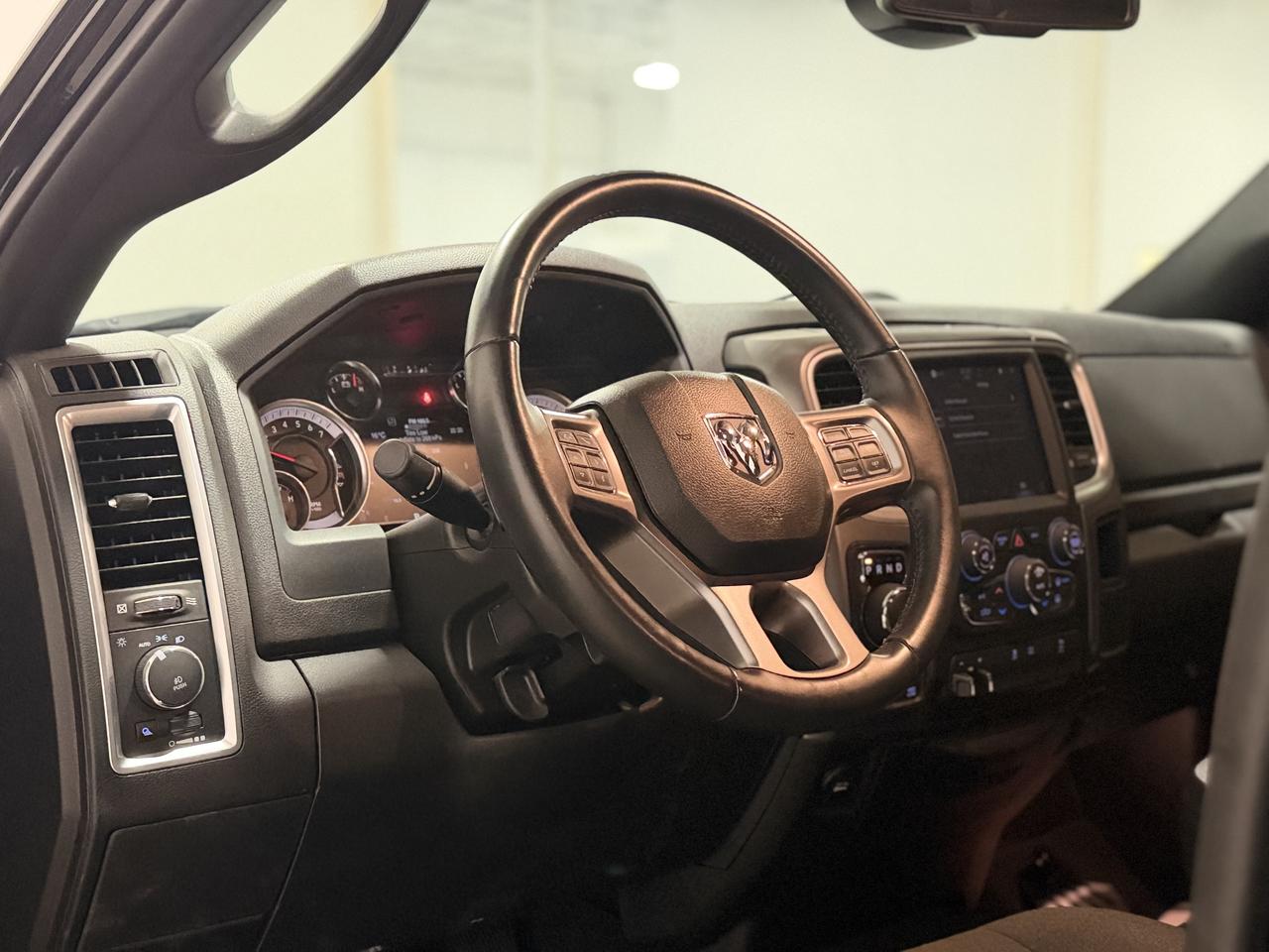 2022 RAM 1500 Classic WARLOCK 4X4 CREW CAB 5'7" BOX Photo