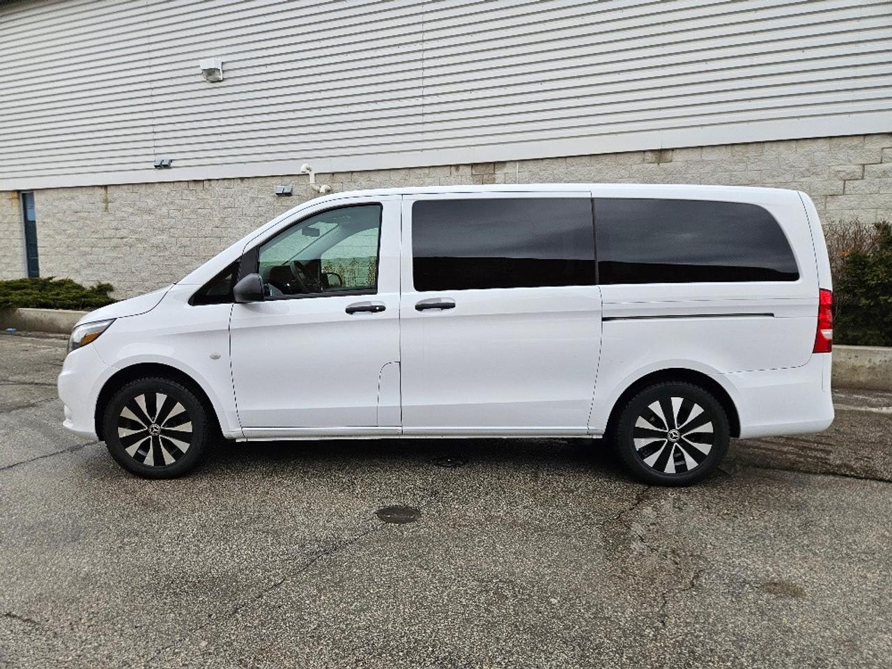 2022 Mercedes-Benz Metris Passenger LEATHER-8 PASSENGER-CERTIFIED Photo2