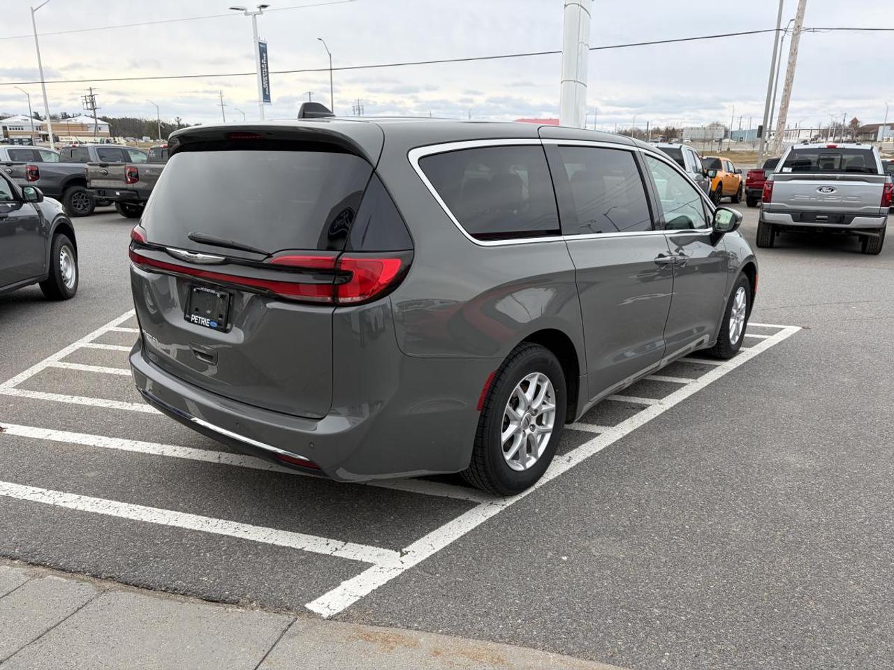 2023 Chrysler Pacifica Touring L Photo4