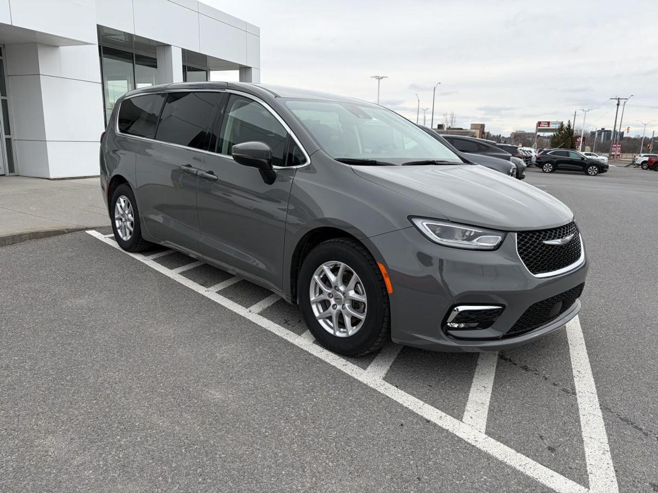 2023 Chrysler Pacifica Touring L Photo2
