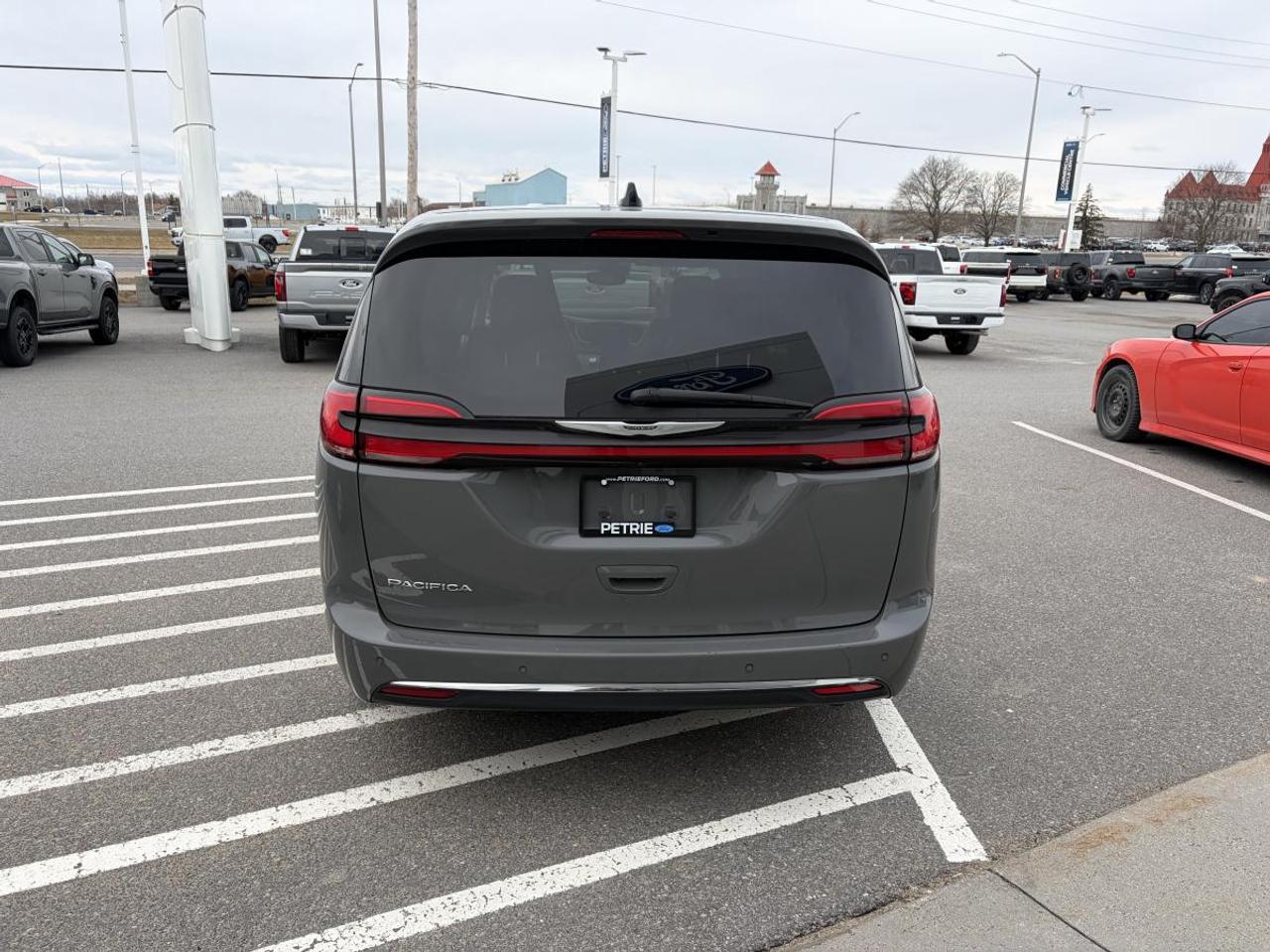 2023 Chrysler Pacifica Touring L Photo