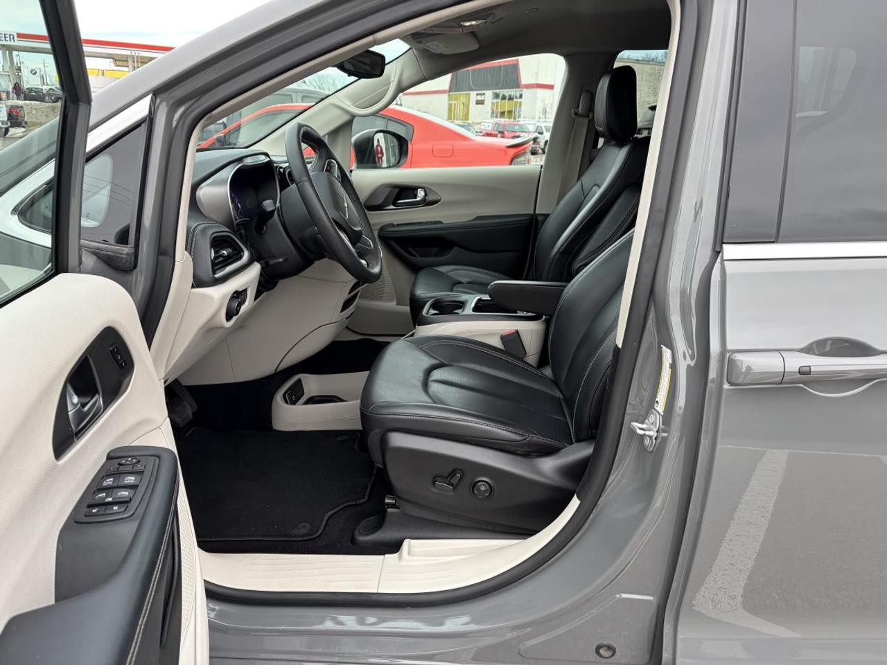 2023 Chrysler Pacifica Touring L Photo