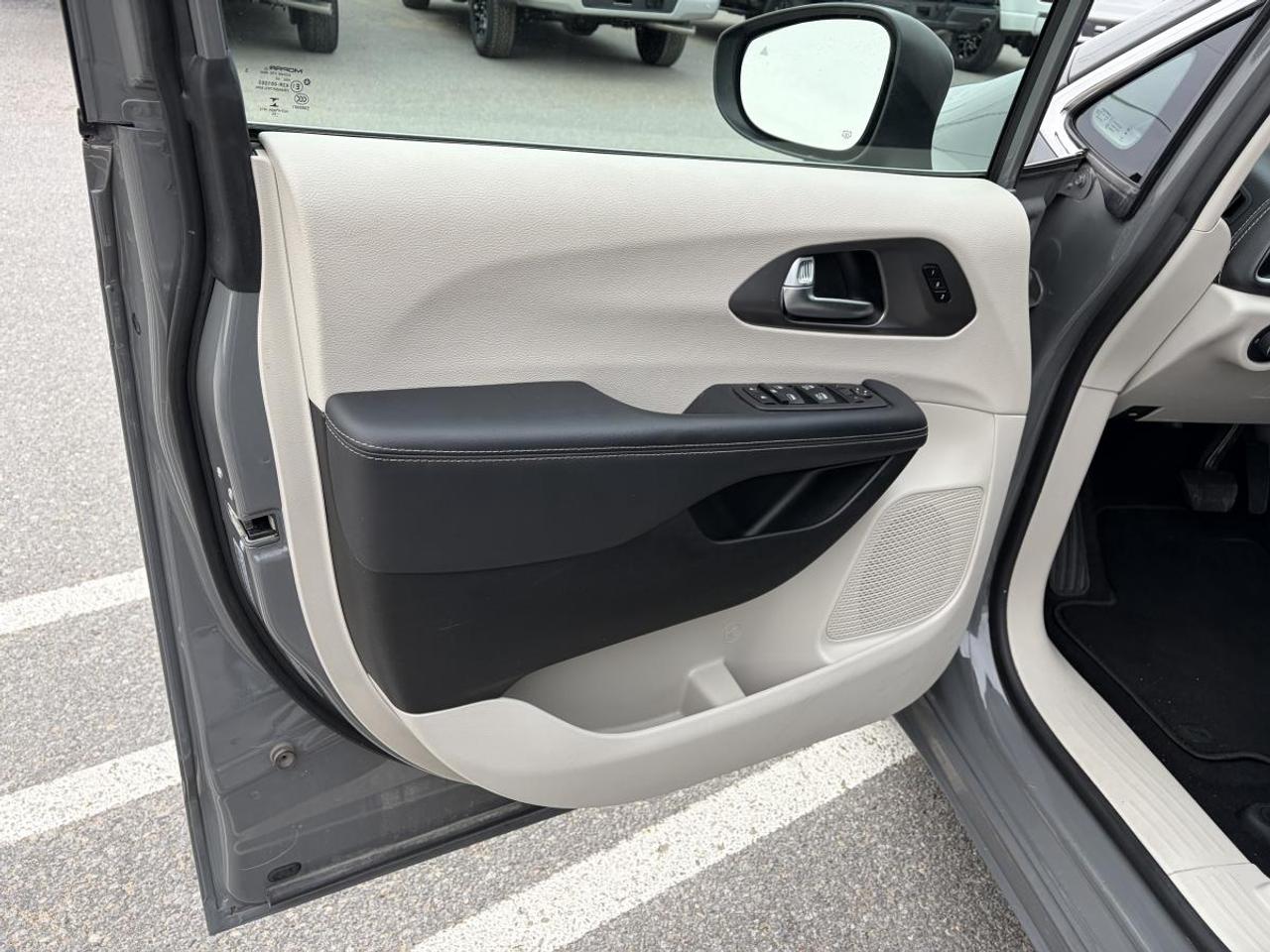 2023 Chrysler Pacifica Touring L Photo