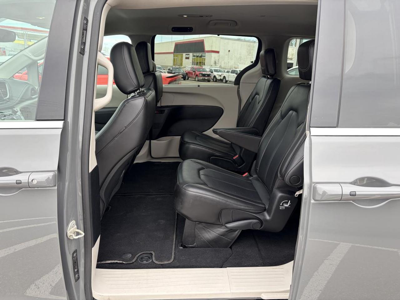 2023 Chrysler Pacifica Touring L Photo