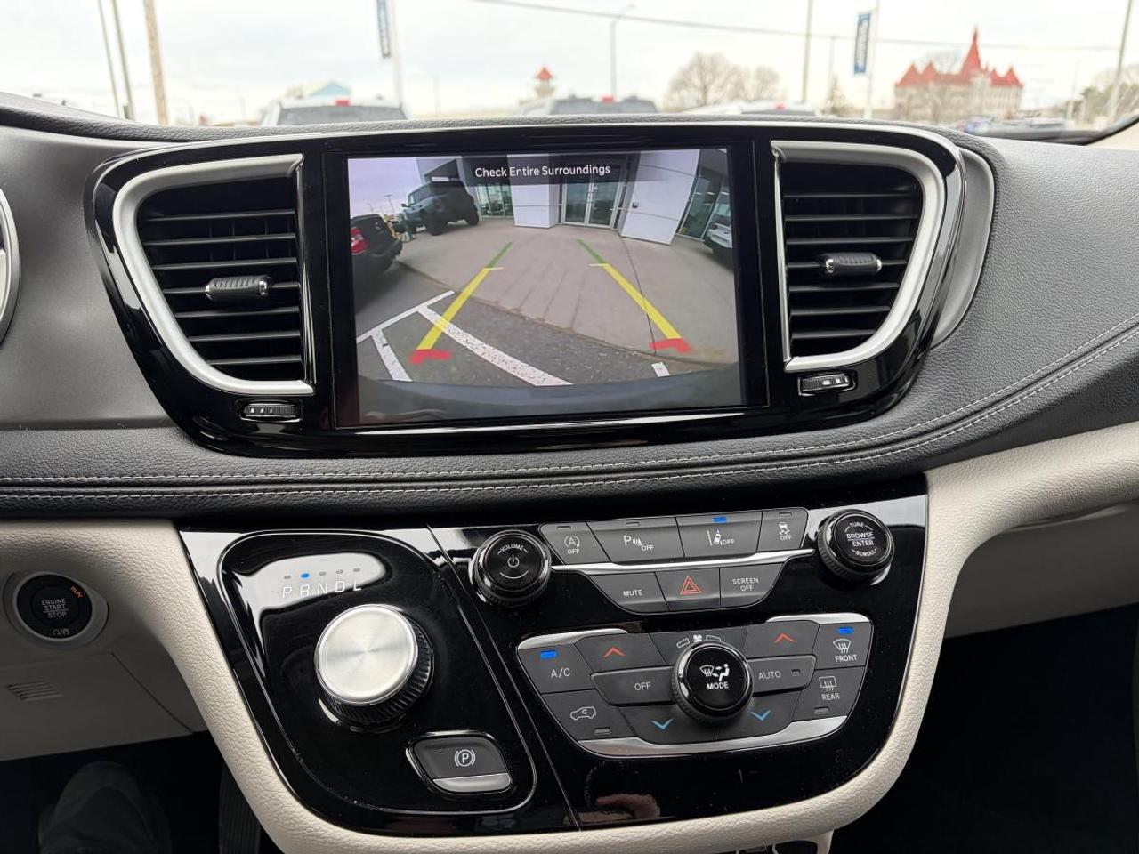 2023 Chrysler Pacifica Touring L Photo