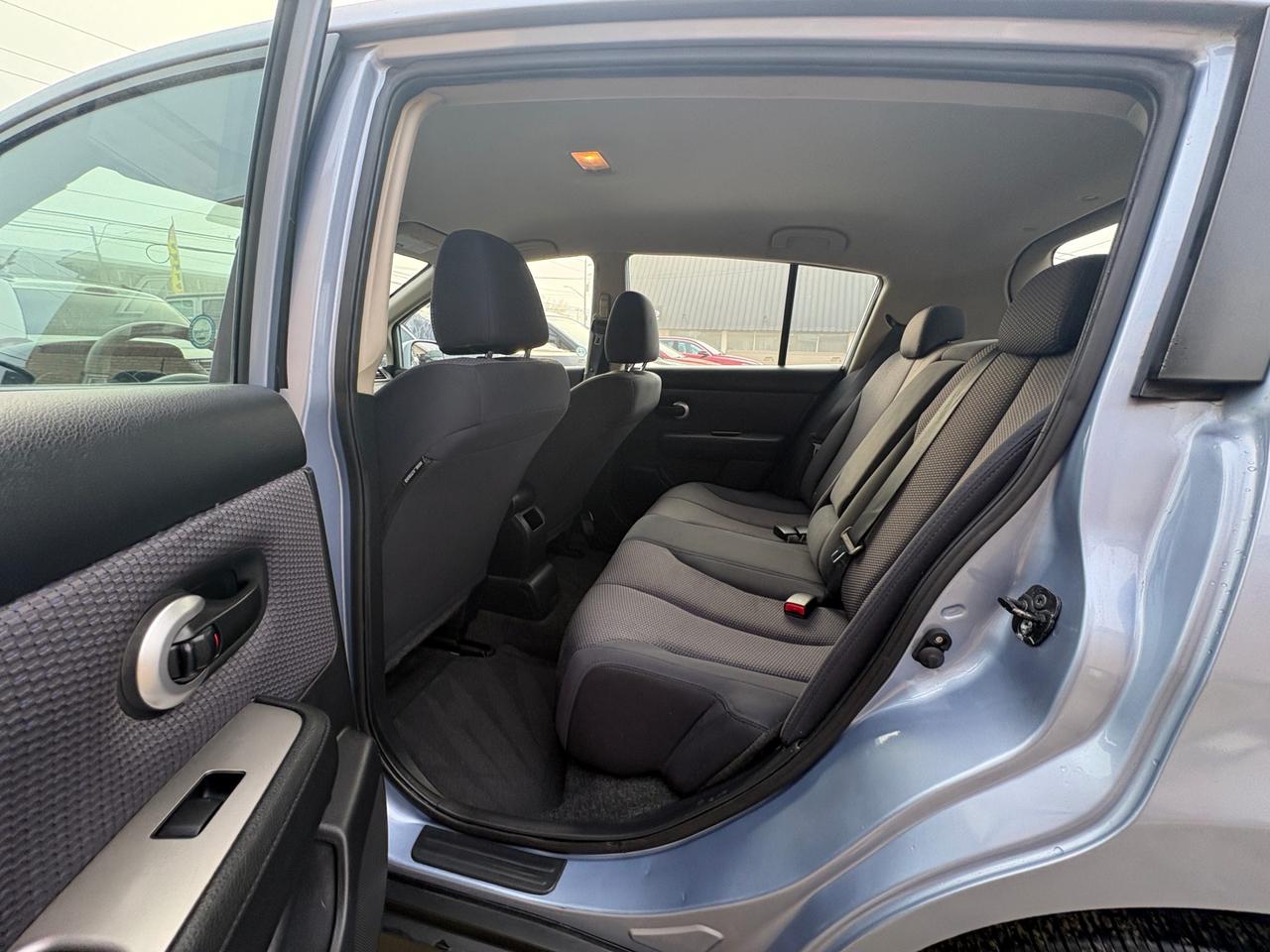 2009 Nissan Versa Hatchback 1.8 SL, ONE OWNER – LOW KM – SAFETY + WARRANTY Photo