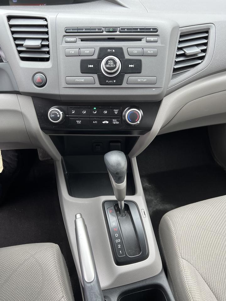 2012 Honda Civic 4dr Auto LX sedan low km blue tooth ac Photo4