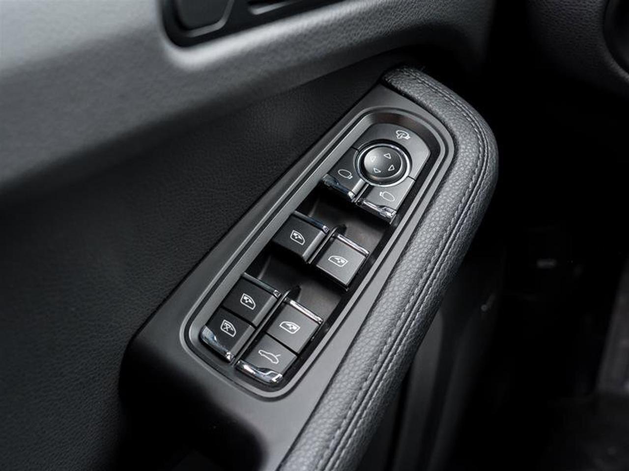 2022 Porsche Macan AWD Premium PKG Plus Adaptive Cruise Control Power Photo