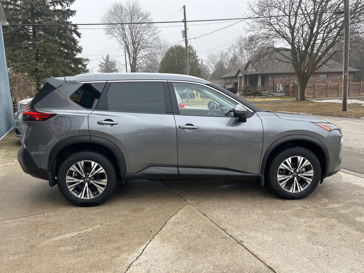 2023 Nissan Rogue SV Moonroof  ** LOW  KMS.! ** Photo3
