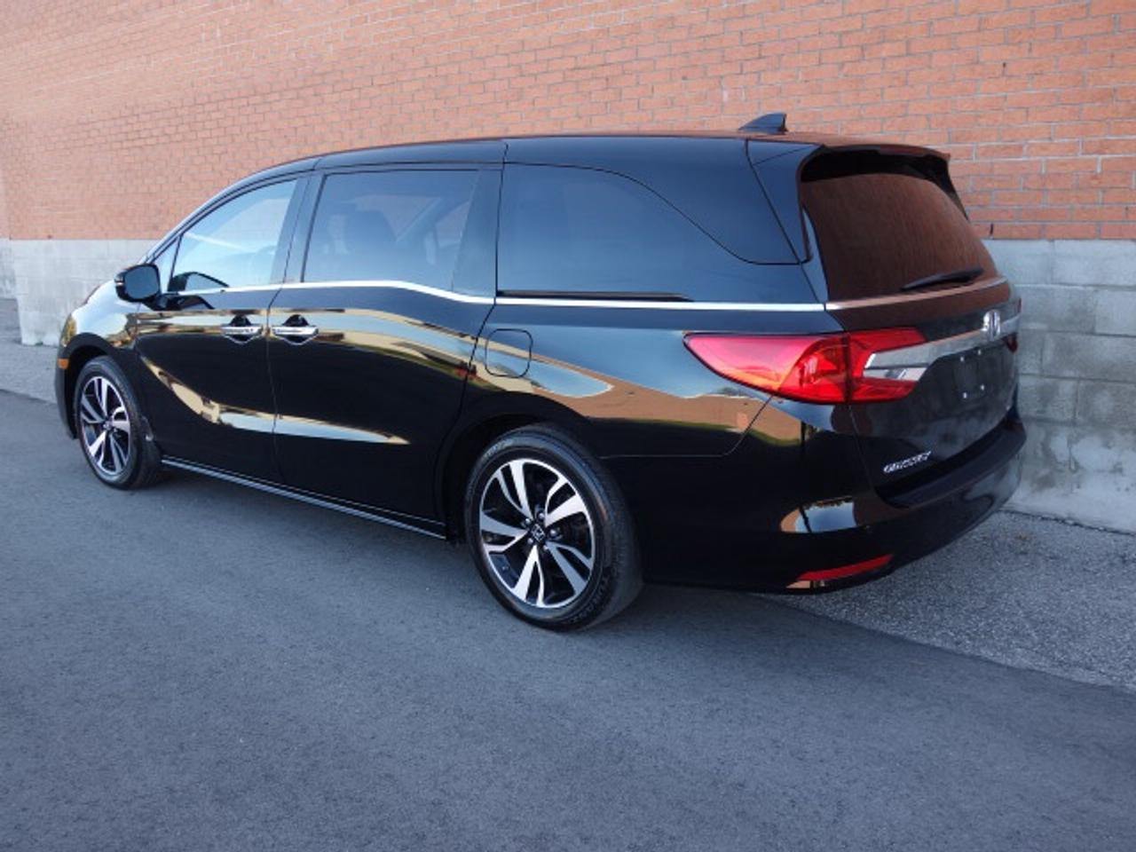 2018 Honda Odyssey Touring Photo2