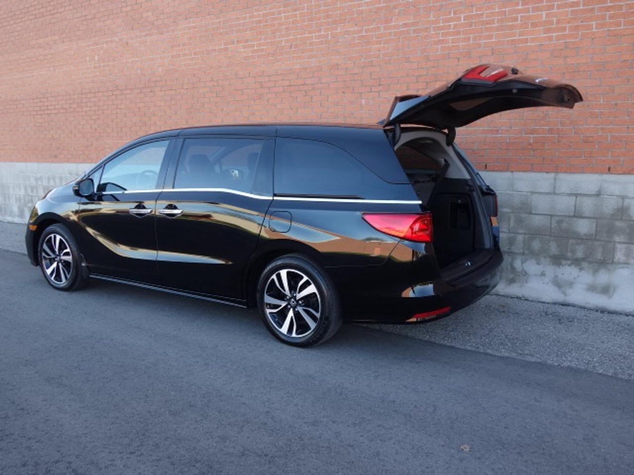 2018 Honda Odyssey Touring Photo3