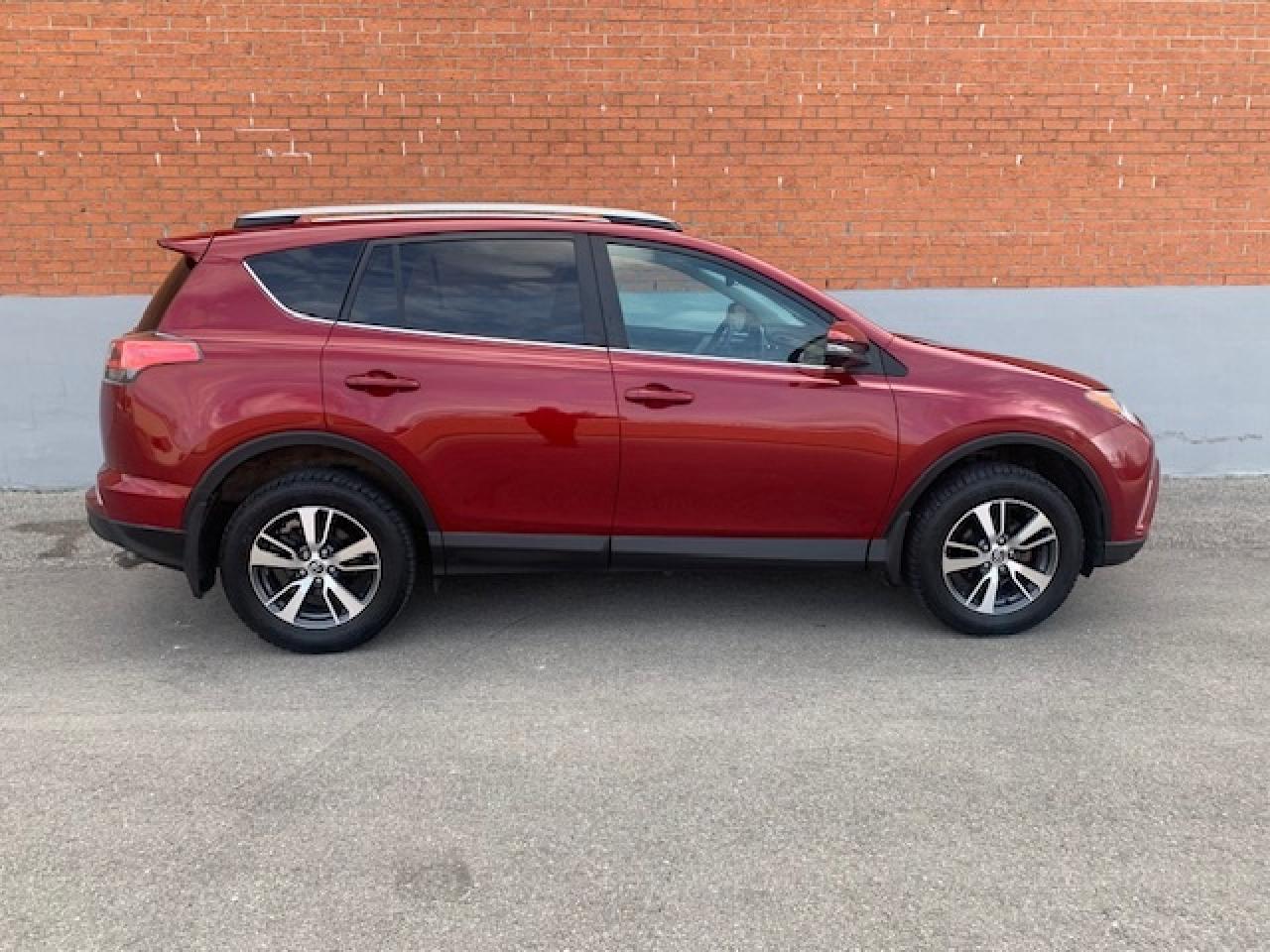 2018 Toyota RAV4 LE AWD Photo
