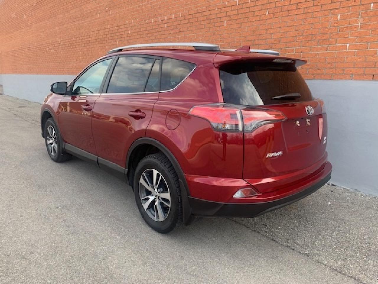 2018 Toyota RAV4 LE AWD Photo
