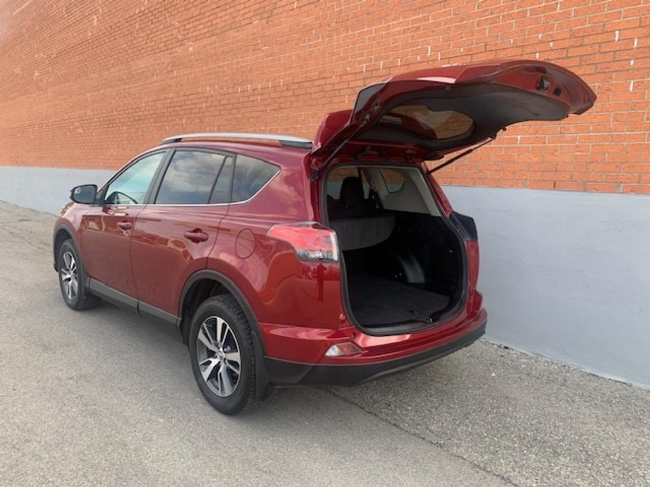 2018 Toyota RAV4 LE AWD Photo