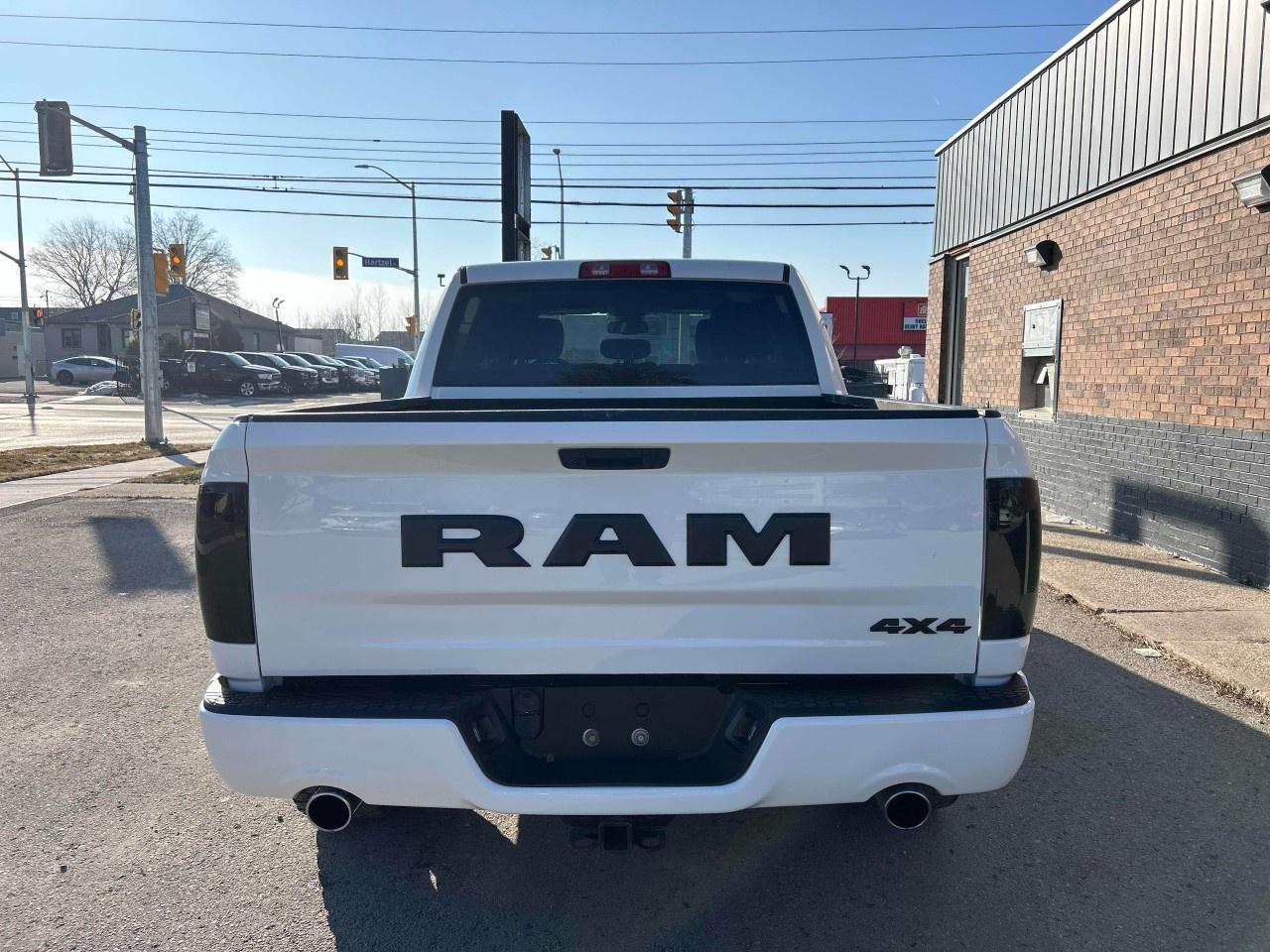 2021 RAM 1500 Classic EXPRESS 4X4 CREW CAB 5'7" BOX Photo3