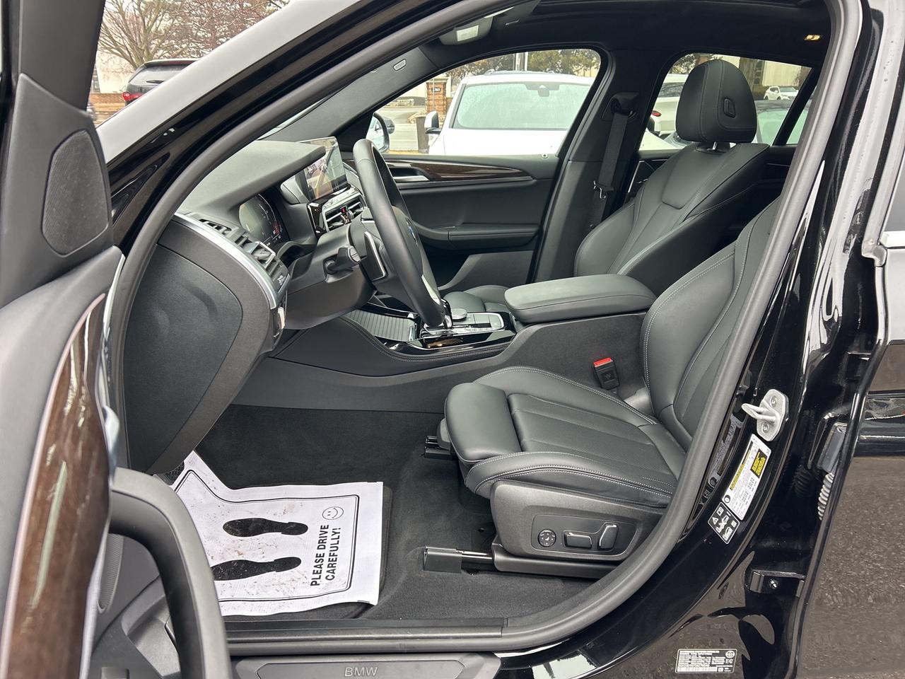 2025 BMW X4 HEADS UP DISPLAY, CARPLAY, PANOROOF,AMBIENT LIGHTS Photo