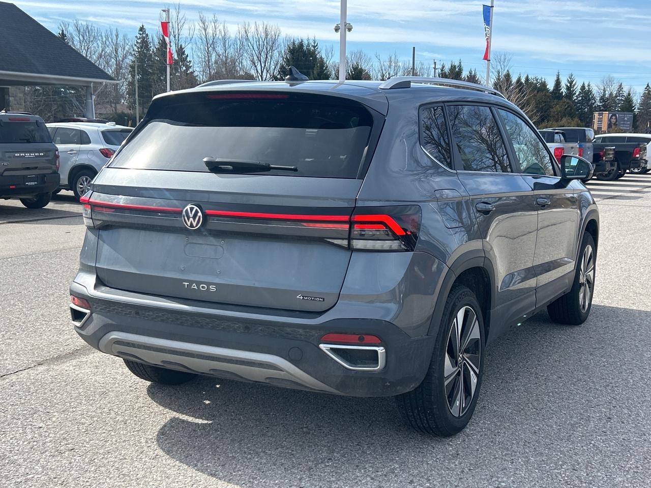 2025 Volkswagen Taos Comfortline 4MOTION  Heated Seats & Steering Wheel Photo3