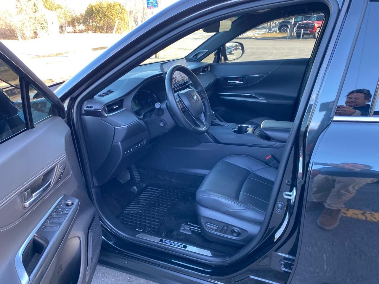 2023 Toyota Venza  Photo