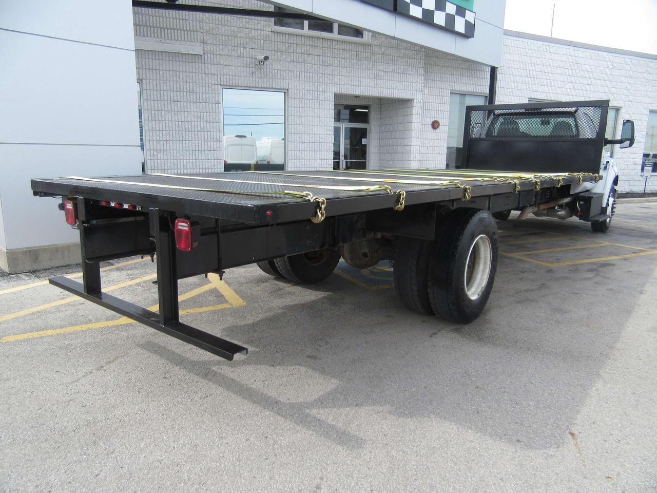 2022 Ford Super Duty F-750 Straight Frame DIESEL 26FT NEW FLAT DECK WITH TIE STRAP PACKAGE Photo2