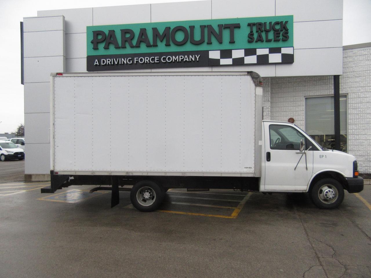 2006 Chevrolet Express 3500 3500 15FT CUBE VAN ROLLOUT RAMP Photo