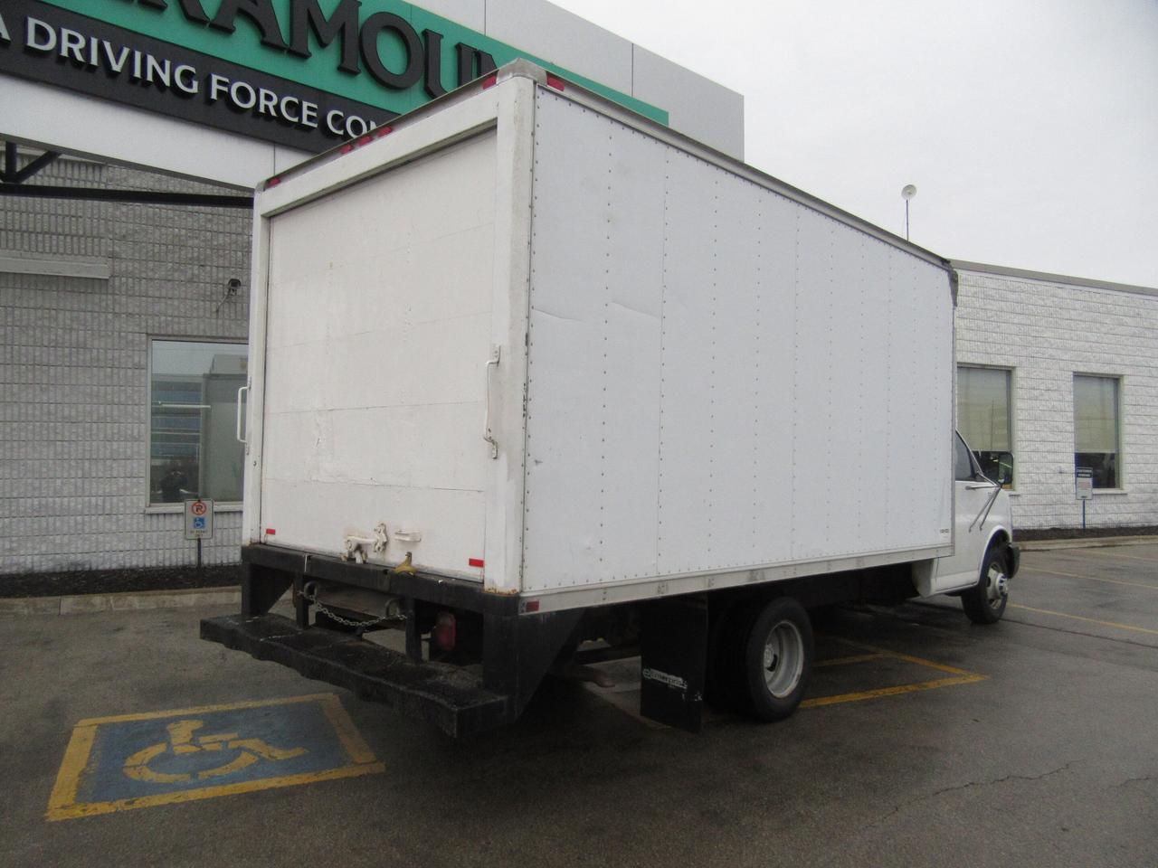 2006 Chevrolet Express 3500 3500 15FT CUBE VAN ROLLOUT RAMP Photo