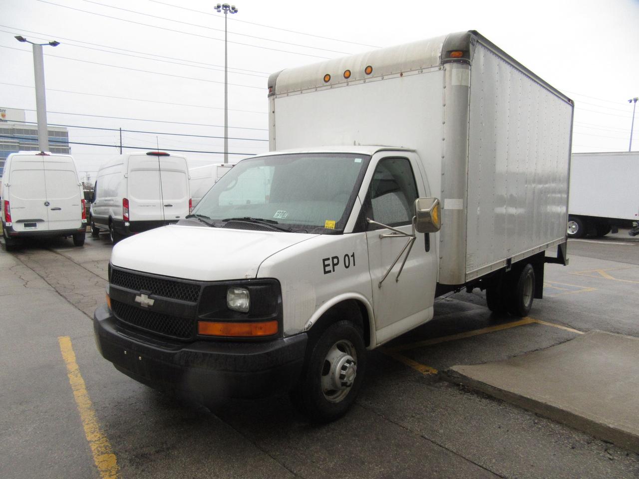 2006 Chevrolet Express 3500 3500 15FT CUBE VAN ROLLOUT RAMP Photo