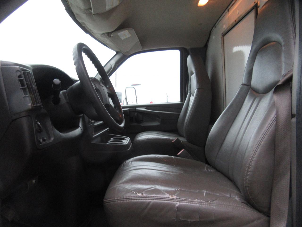 2006 Chevrolet Express 3500 3500 15FT CUBE VAN ROLLOUT RAMP Photo