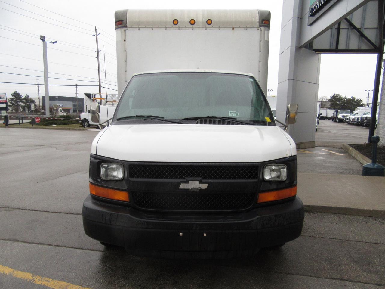 2006 Chevrolet Express 3500 3500 15FT CUBE VAN ROLLOUT RAMP Photo