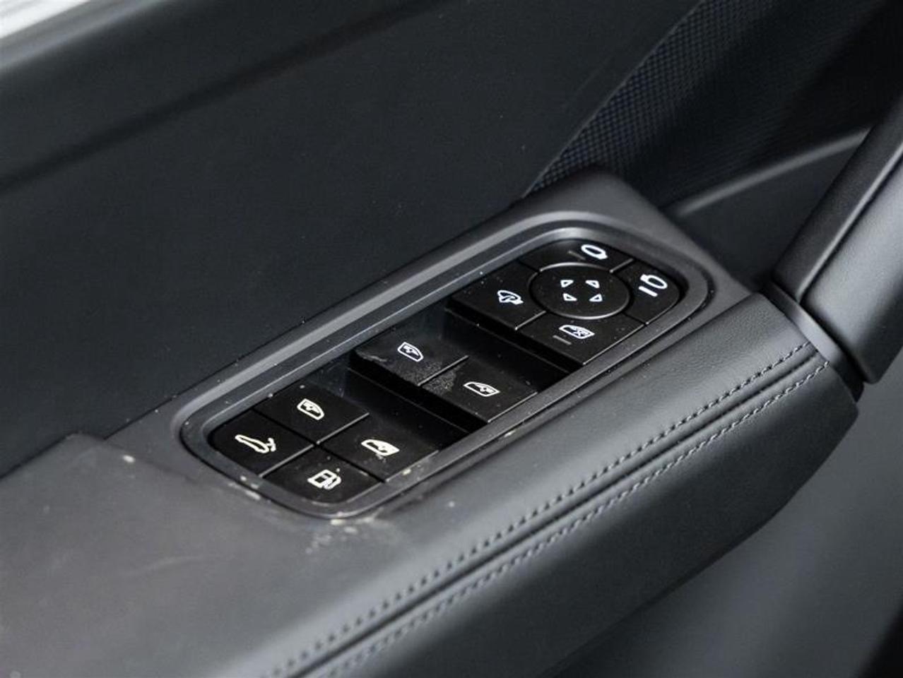 2025 Porsche Cayenne  Photo