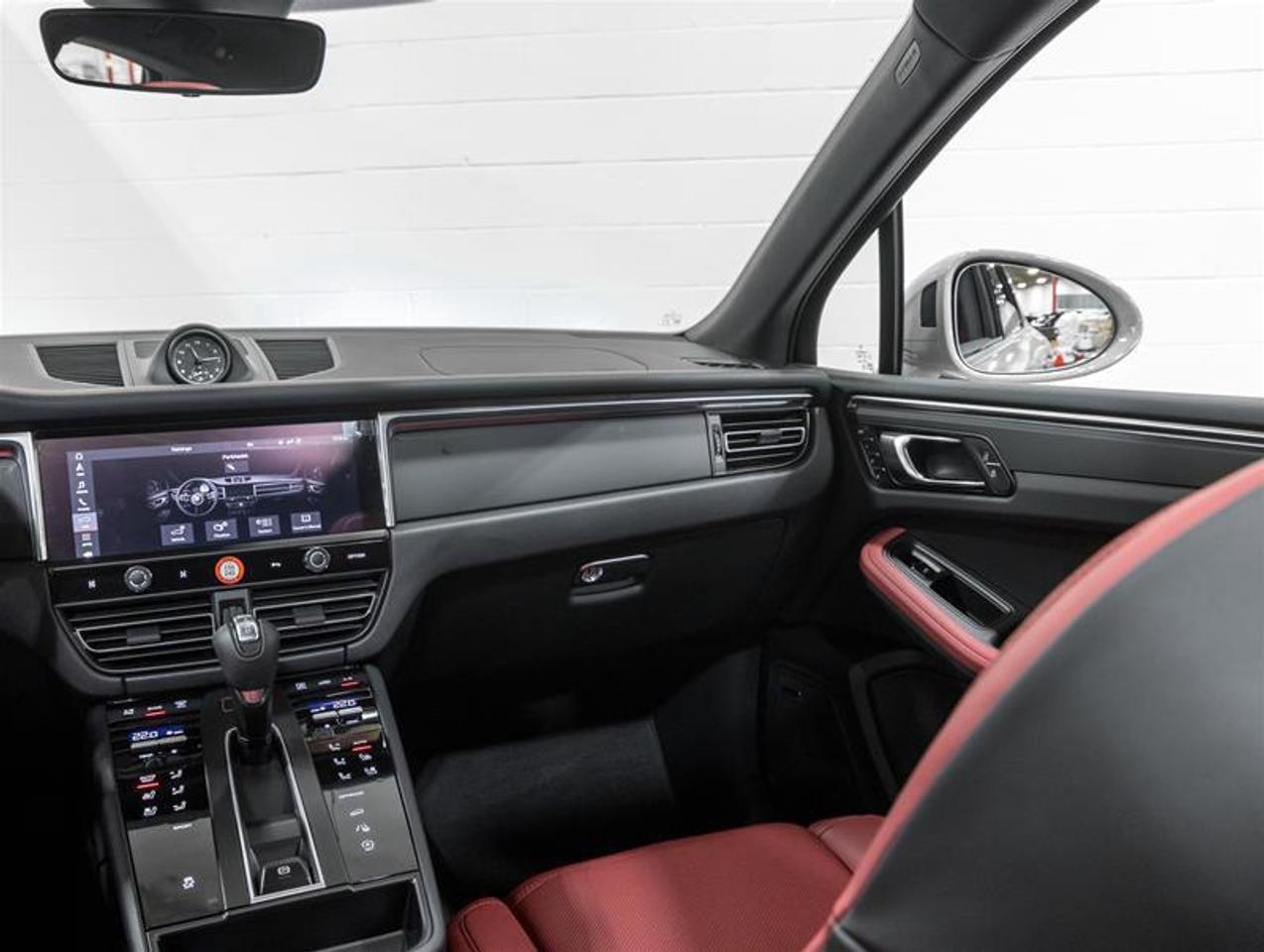 2026 Porsche Macan  Photo