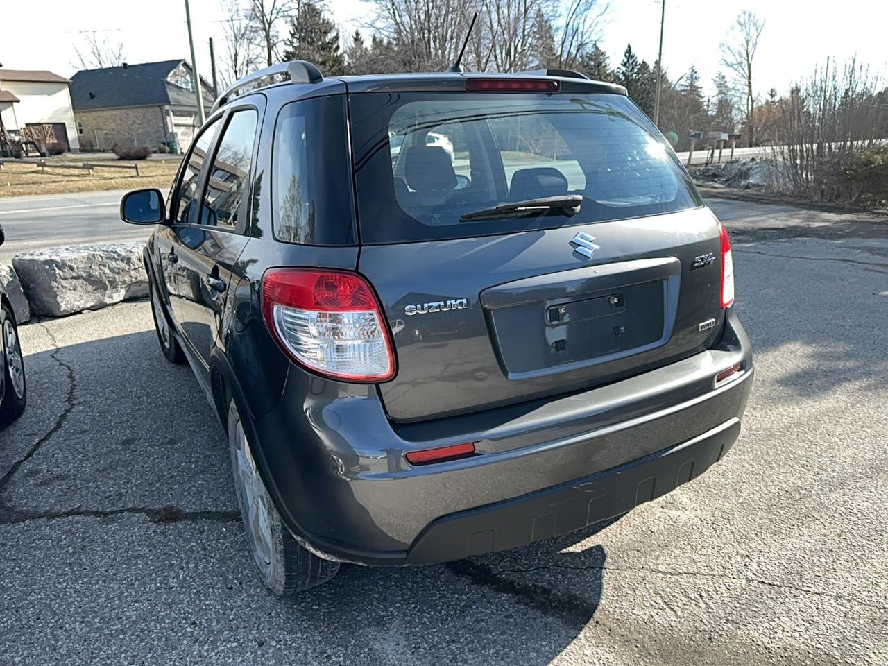 2010 Suzuki SX4 JLX Photo