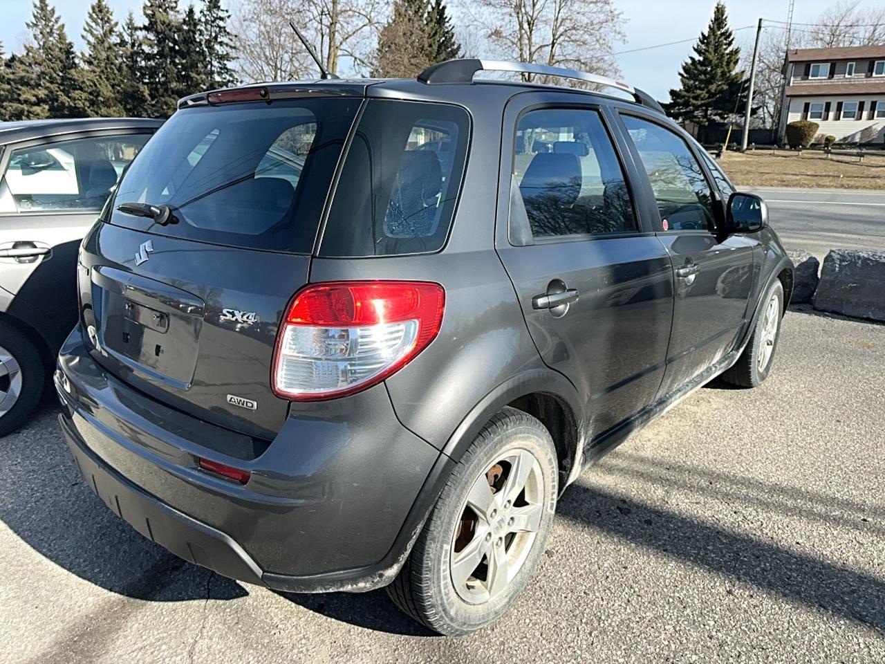 2010 Suzuki SX4 JLX Photo3