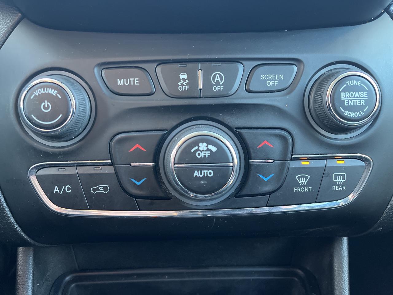 2021 Jeep Cherokee Altitude - Htd Leather - Navigation Photo