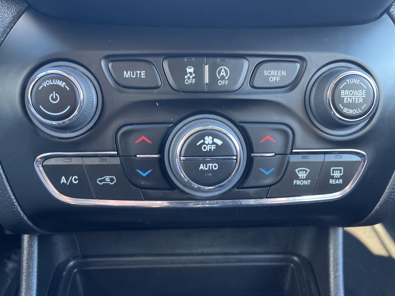 2023 Jeep Cherokee Altitude - Pano Sunroof - Adaptive Cruise Photo