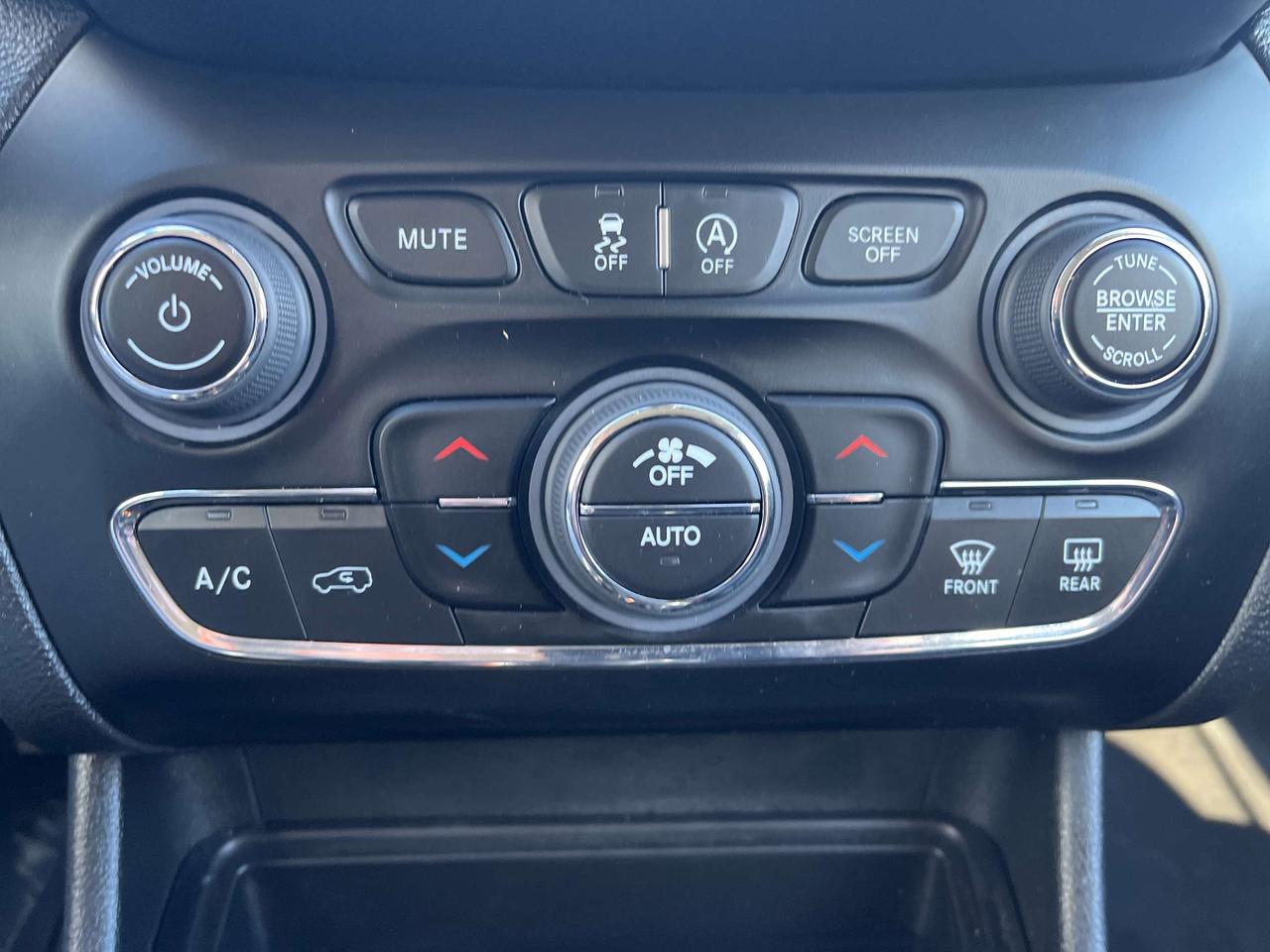 2023 Jeep Cherokee Altitude - Pano Sunroof - Adaptive Cruise Photo