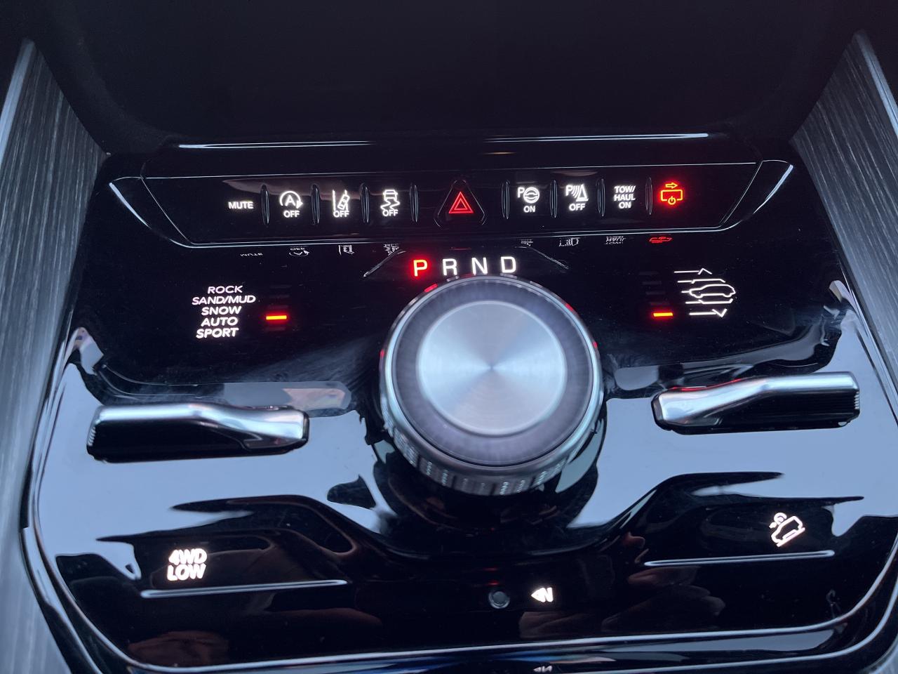 2023 Jeep Wagoneer Series III - Nav - Adaptive Cruise Photo