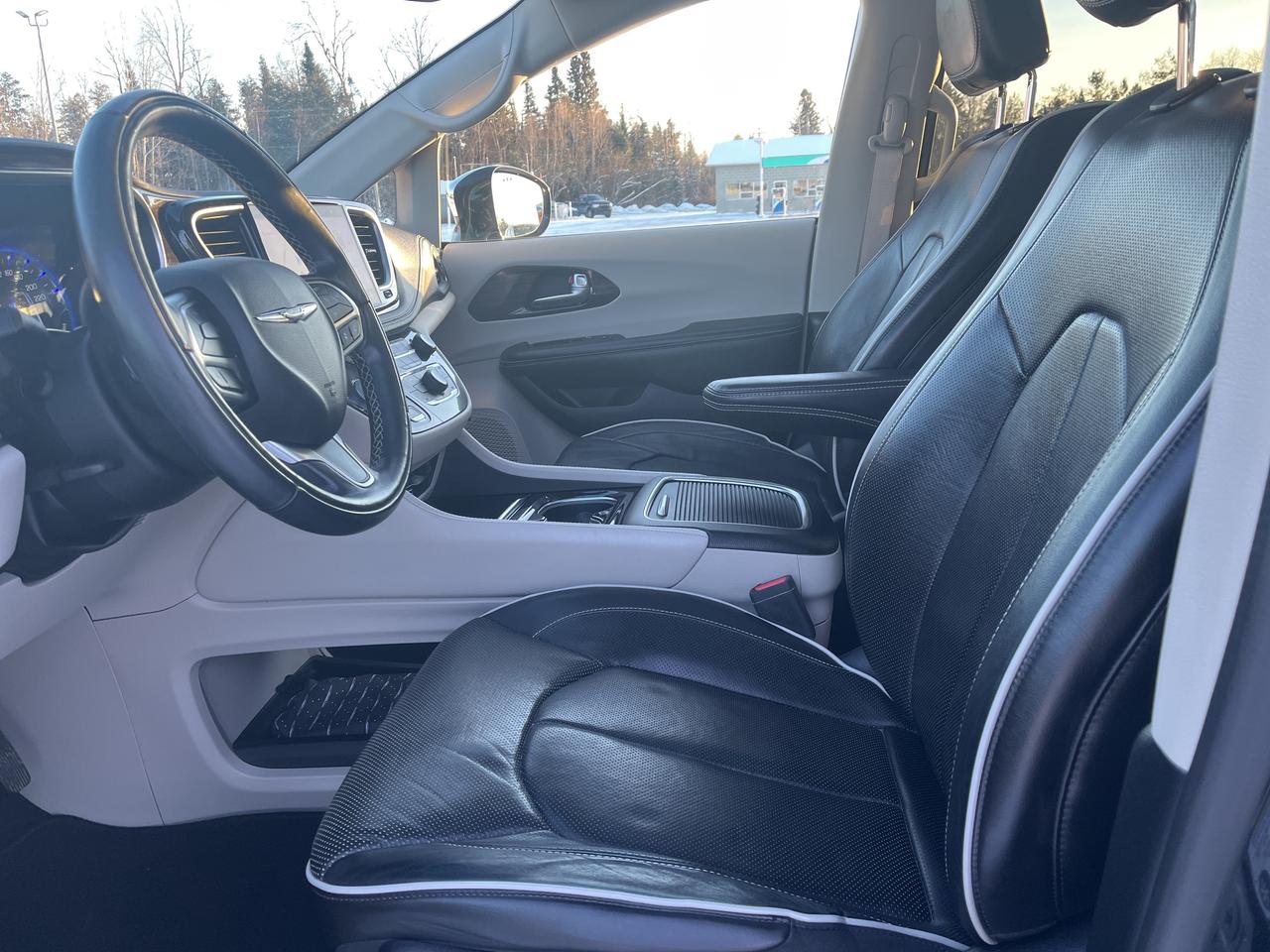 2022 Chrysler Pacifica Limited - Pano Sunroof - Rear Entertainment Photo