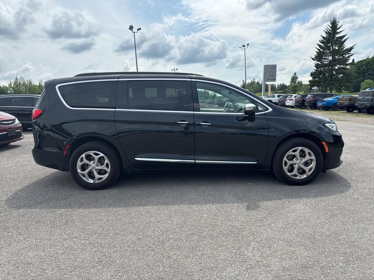 2022 Chrysler Pacifica Limited - Pano Sunroof - Rear Entertainment Photo