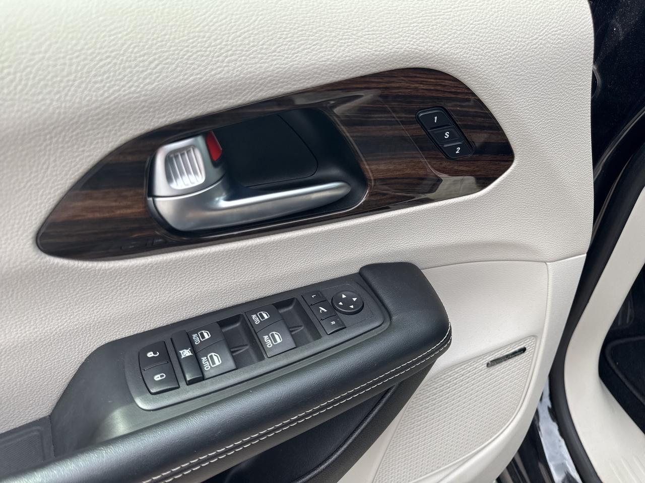 2022 Chrysler Pacifica Limited - Pano Sunroof - Rear Entertainment Photo