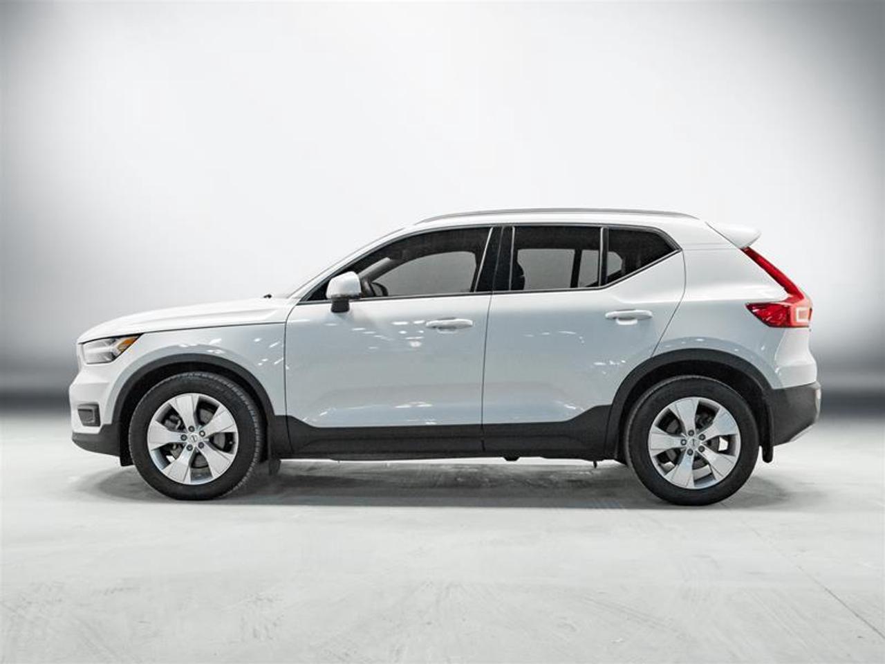 2020 Volvo XC40 T4 Momentum 4dr All-Wheel Drive Photo