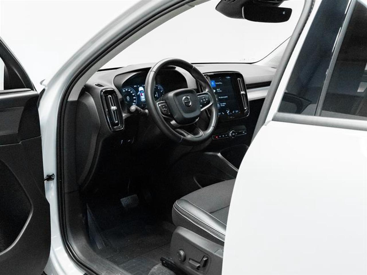2020 Volvo XC40 T4 Momentum 4dr All-Wheel Drive Photo